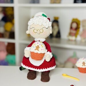 AMIGURUMI, HANDCRAFTED, Mrs. CLAUS  , CROCHET